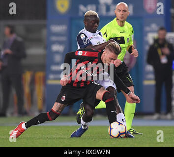 Vérone, Italie. Mar 9, 2019. L'AC Milan's Samuel Castillejo (avant) rivalise avec Chievo Vérone Assane Diousse pendant un match de football de Série A entre AC Milan et Chievo Vérone à Vérone, Italie, le 9 mars 2019. L'AC Milan a gagné 2-1. Credit : Alberto Lingria/Xinhua/Alamy Live News Banque D'Images