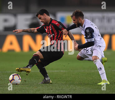 Vérone, Italie. Mar 9, 2019. L'AC Milan's Suso (L) rivalise avec Chievo Vérone Perparim Hetemaj lors d'un match de football de Série A entre AC Milan et Chievo Vérone à Vérone, Italie, le 9 mars 2019. L'AC Milan a gagné 2-1. Credit : Alberto Lingria/Xinhua/Alamy Live News Banque D'Images