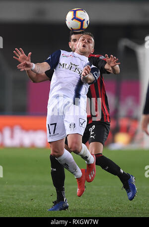 Vérone, Italie. Mar 9, 2019. L'AC Milan's Mateo Musacchio (Retour) rivalise avec Chievo Vérone Emanuele Giaccherini lors d'un match de football de Série A entre AC Milan et Chievo Vérone à Vérone, Italie, le 9 mars 2019. L'AC Milan a gagné 2-1. Credit : Alberto Lingria/Xinhua/Alamy Live News Banque D'Images