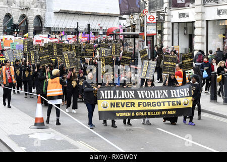 London, Greater London, UK. Mar 9, 2019. Une grande banderole vu à l'avant de la marche au cours de l'ascension de millions de femmes en mars à Londres.Des milliers de femmes ont défilé dans le centre de Londres pour un rassemblement à Trafalgar Square à Londres demander la liberté et la justice et la fin de la violence des hommes contre eux. '' 'Jamais oublié' a été cette année, le thème de mars et les participants ont célébré la vie des filles et des femmes qui ont été tués par la violence des hommes. Credit : Andres Pantoja SOPA/Images/ZUMA/Alamy Fil Live News Banque D'Images