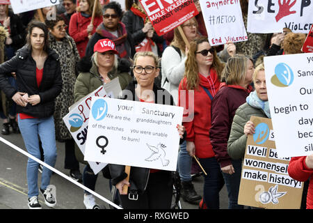 London, Greater London, UK. Mar 9, 2019. Vu les manifestants tenant des pancartes pendant la montée du million de femmes mars à Londres.Des milliers de femmes ont défilé dans le centre de Londres pour un rassemblement à Trafalgar Square à Londres demander la liberté et la justice et la fin de la violence des hommes contre eux. '' 'Jamais oublié' a été cette année, le thème de mars et les participants ont célébré la vie des filles et des femmes qui ont été tués par la violence des hommes. Credit : Andres Pantoja SOPA/Images/ZUMA/Alamy Fil Live News Banque D'Images