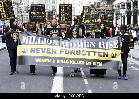 London, Greater London, UK. Mar 9, 2019. Une grande banderole vu à l'avant de la marche au cours de l'ascension de millions de femmes en mars à Londres.Des milliers de femmes ont défilé dans le centre de Londres pour un rassemblement à Trafalgar Square à Londres demander la liberté et la justice et la fin de la violence des hommes contre eux. '' 'Jamais oublié' a été cette année, le thème de mars et les participants ont célébré la vie des filles et des femmes qui ont été tués par la violence des hommes. Credit : Andres Pantoja SOPA/Images/ZUMA/Alamy Fil Live News Banque D'Images