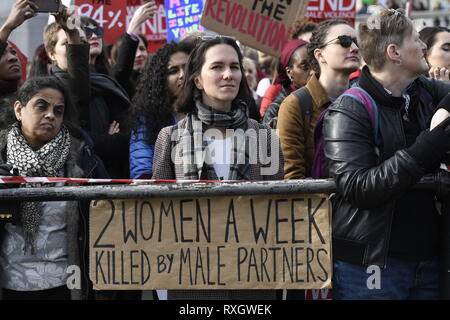 London, Greater London, UK. Mar 9, 2019. Une femme vu holding a placard pendant la montée du million de femmes mars à Londres.Des milliers de femmes ont défilé dans le centre de Londres pour un rassemblement à Trafalgar Square à Londres demander la liberté et la justice et la fin de la violence des hommes contre eux. '' 'Jamais oublié' a été cette année, le thème de mars et les participants ont célébré la vie des filles et des femmes qui ont été tués par la violence des hommes. Credit : Andres Pantoja SOPA/Images/ZUMA/Alamy Fil Live News Banque D'Images