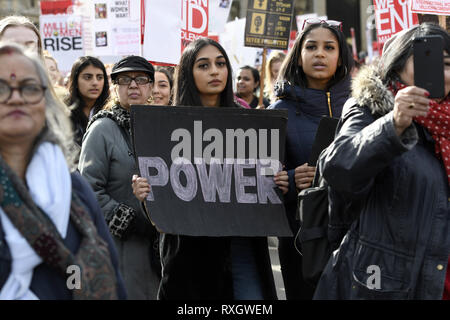 London, Greater London, UK. Mar 9, 2019. Une femme vu holding a placard pendant la montée du million de femmes mars à Londres.Des milliers de femmes ont défilé dans le centre de Londres pour un rassemblement à Trafalgar Square à Londres demander la liberté et la justice et la fin de la violence des hommes contre eux. '' 'Jamais oublié' a été cette année, le thème de mars et les participants ont célébré la vie des filles et des femmes qui ont été tués par la violence des hommes. Credit : Andres Pantoja SOPA/Images/ZUMA/Alamy Fil Live News Banque D'Images