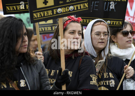 London, Greater London, UK. Mar 9, 2019. Vu la tenue des femmes au cours de l'enlèvement des plaques millions féministe Lieu mars à Londres.Des milliers de femmes ont défilé dans le centre de Londres pour un rassemblement à Trafalgar Square à Londres demander la liberté et la justice et la fin de la violence des hommes contre eux. '' 'Jamais oublié' a été cette année, le thème de mars et les participants ont célébré la vie des filles et des femmes qui ont été tués par la violence des hommes. Credit : Andres Pantoja SOPA/Images/ZUMA/Alamy Fil Live News Banque D'Images