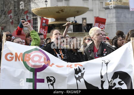 London, Greater London, UK. Mar 9, 2019. Vu les femmes criant des slogans tout en tenant une grande banderole au cours de l'ascension de millions de femmes en mars à Londres.Des milliers de femmes ont défilé dans le centre de Londres pour un rassemblement à Trafalgar Square à Londres demander la liberté et la justice et la fin de la violence des hommes contre eux. '' 'Jamais oublié' a été cette année, le thème de mars et les participants ont célébré la vie des filles et des femmes qui ont été tués par la violence des hommes. Credit : Andres Pantoja SOPA/Images/ZUMA/Alamy Fil Live News Banque D'Images