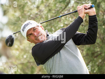 Newport Beach, Californie, USA. Mar 9, 2018. Fred Couple hits son lecteur sur le 11e trou au cours de la deuxième ronde de la Classique Hoag à la Newport Beach Country Club à Newport Beach en Californie le 9 mars 2019. De : Doug Gifford/ZUMA/Alamy Fil Live News Banque D'Images