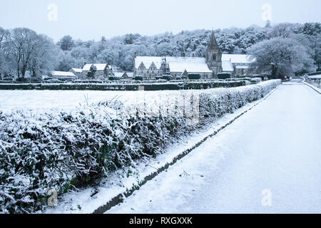 Flintshire, au nord du Pays de Galles, Royaume-Uni 10 mars 2019. UK : météo neige Mars comme la nuit les chutes de neige ont laissé certaines parties du Royaume-Uni, sous un manteau de neige. Flintshire, Nord du Pays de Galles de neige a frappé avec un avertissement jaune Met Office en place pour la zone comme Pantasaph Friary découvert dans la neige ce matin Banque D'Images