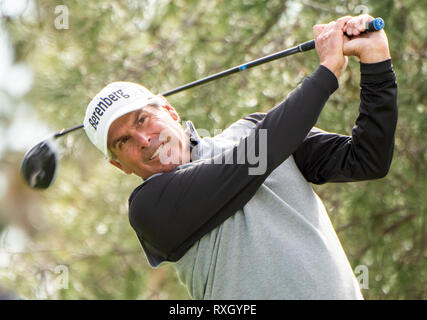 Newport Beach, Californie, USA. Mar 9, 2019. Fred Couple hits son lecteur sur le 11e trou au cours de la deuxième ronde de la Classique Hoag à la Newport Beach Country Club à Newport Beach en Californie le 9 mars 2019. De : Doug Gifford/ZUMA/Alamy Fil Live News Banque D'Images