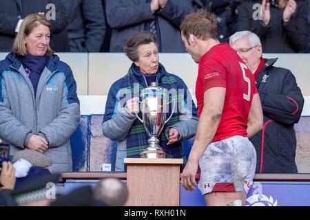 Edimbourg, Ecosse. . 09Th Mar, 2019. firo : 09.03.2019 Guinness, rugby 6 nations match entre l'Ecosse et au Pays de Galles au stade de Murrayfield, Edinburgh BT, S.A.R. la Princesse Royale ANNE parle à la capitaine gallois Alun Wyn Jones (Capt) (#  5) avant de présenter les Doddie Weir | Coupe du monde d'utilisation : dpa Crédit/Alamy Live News Banque D'Images