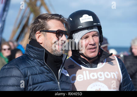 Usedom, Allemagne. 09Th Mar, 2019. L'acteur Kai Wiesinger (l) et l'ancien boxeur Henry Maske prendre part à la "Baltic" sur l'île Usedom. Parce que la neige était manquant dans l'extrême nord de l'Allemagne, la course de traîneaux à chiens huskies 400 n'a pas tirer des traîneaux, mais les voitures avec pneus ballon. Credit : Stefan Sauer/dpa/Alamy Live News Banque D'Images