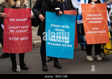 Basse-saxe, Allemagne. 9 mars 2019. Les participants avec des affiches de l'Alliance contre l'antisémitisme et l'Anti-Zionism 'Jachad' contre sous la devise "Pas de paix avec les ennemis d'Israël" au cours de l'attribution du Prix de la paix de Göttingen en 2019 pour l'association "Voix juive pour une paix juste au Moyen-Orient". Le Dr Roland Röhl Fondation a été l'attribution du Prix de la paix de Göttingen depuis 1999, et il y avait des réserves au sujet de la décision de cette année par le jury. Dpa : Crédit photo alliance/Alamy Live News Banque D'Images