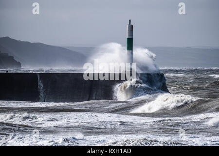 Pays de Galles, Royaume-Uni. 10 mars 2019. Météo France : coup de vent d'ouest avec rafales à plus de 60km/h , et le matin de 4,9m à marée haute , se combinent pour faire d'énormes vagues déferle sur la mer d'Irlande et battues dans la défense de la mer à Aberystwyth, sur la côte de la Baie de Cardigan, West Wales UK Crédit photo : Keith Morris /Alamy Live News Banque D'Images