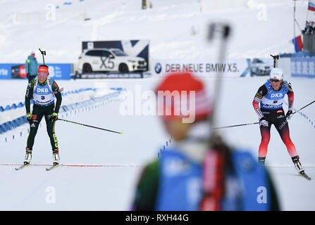 Östersund, Suède. 10 Mar 2019. Championnat du Monde de biathlon :, poursuite 10 km, mesdames. Troisième placé Laura Dahlmeier d'Allemagne et deuxième places Tiril Eckhoff de Norvège (r) a franchi la ligne d'arrivée. Photo : Sven Hoppe/dpa dpa : Crédit photo alliance/Alamy Live News Banque D'Images