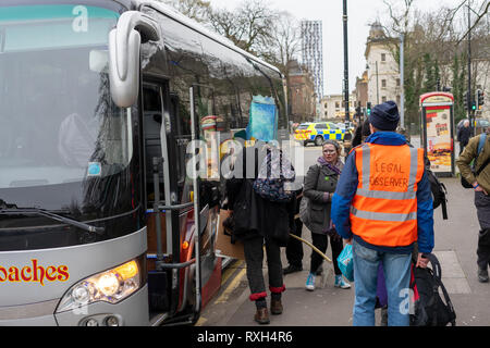 Cardiff, Wales, UK. 10 Mar 2019. Rébellion d'extinction de l'extérieur finitions mars Barclays. L'extinction est une rébellion sociale internationale mouvements anormaux qui vise à conduire un changement radical par la résistance non-violente. Cette marche a eu lieu à Cardiff fermeture Castle Street. La protestation à l'extérieur de Barclays Barclays est de mettre en évidence l'investissement dans les énergies fossiles. Crédit : © JaiAshton Jai Ashton/Alamy Live News Banque D'Images