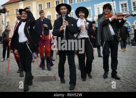 Mikulov, République tchèque. Mar 9, 2019. Les musiciens juifs dans un costume de carnaval à pied de la maison à la maison au cours du traditionnel défilé de carnaval folklore à Mikulov Dans la région Moravie du Sud près de l'Autriche. Masopust et surtout les quelques derniers jours de cette période a été un jour férié de fête pour les personnes dans le passé. Le mot fasank est créé à partir du mot allemand mangling Fashing qui a la même signification. Credit : Slavek Ruta/ZUMA/Alamy Fil Live News Banque D'Images