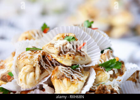 Table de banquet traiteur. beaucoup de savoureux en-cas. focus sélectif. soft floue Banque D'Images