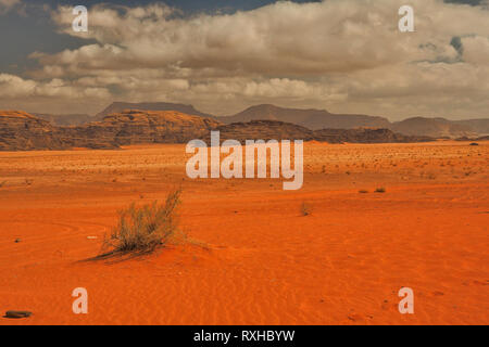 Magnifique paysage de désert et montagnes. Wadi Rum, Jordanie. Banque D'Images