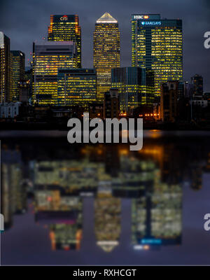 La tour de blocs du quartier financier dans les Docklands de Londres reflète dans la Tamise au crépuscule Banque D'Images