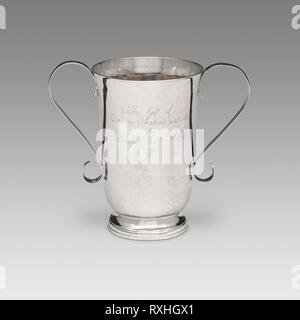 Cup. Benjamin Godart ; American, 1730-1797 ; Boston, Massachusetts. Date : 1788. Dimensions : 14,6 × 7 × 9,5 cm (5 3/4 po × 7 × 3 3/4 in.). L'argent. Origine : Boston. Musée : le Chicago Art Institute. Banque D'Images