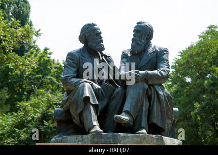 Une statue de Karl Marx et Friedrich Engels à Bichkek's Oak Park. Banque D'Images