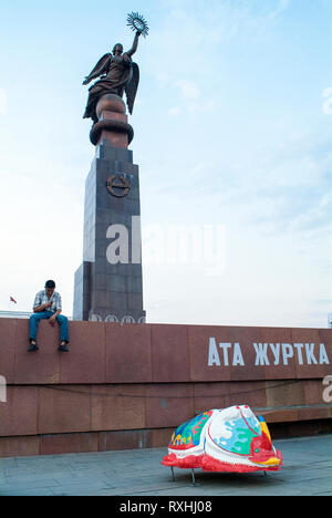 L'ancienne statue de la liberté ou Erkindik de Bichkek à la place Ala-Too, qui a remplacé un de Lénine. On croit être maudit, il s'est démoli en 2011 un Banque D'Images