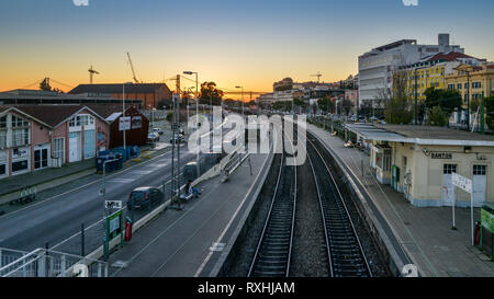 Lisbonne, Portugal - 30 déc 2018 : Haute vue perspective de voie ferrée à Santos avec 24 avril Bridge en arrière-plan au coucher du soleil Banque D'Images