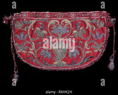 Sac. L'Angleterre. Capsules pour Date :. Dimensions : 10,3 × 17,7 cm (4 1/8 x 7 in.) E×avaient tendance largeur (avec glands et les cordons) : 37,4 cm (14 3/4 in.). La soie, trame, de flotter face ; d'armure satin brodé en fils de soie et de doré enroulé autour d'un noyau en fibres de soie couching et matelassées couching points ; fringe en boucle en pièce jointe ; tirer des coutures-strings : soie, Braid, à destination de glands, entrelacées dans les trous couper le long du bord supérieur ; doublure ; soie, tissage ordinaire. Origine : Angleterre. Musée : le Chicago Art Institute. Banque D'Images