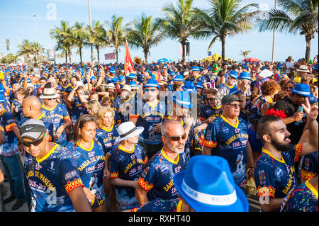 RIO DE JANEIRO - Mars 15, 2017 : en carnivalgoers brésilien Carnaval traditionnel abadá shirts suivez l'emblématique Banda de Ipanema street party parade. Banque D'Images