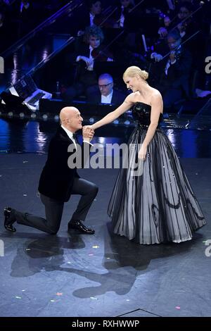 Performancers lors de la 69 e Festival de la chanson italienne de Sanremo avec : Michelle Hunziker, Claudio Bisio Quand : 06 Feb 2019 Credit : IPA/WENN.com **Uniquement disponible pour publication au Royaume-Uni, USA, Allemagne, Autriche, Suisse** Banque D'Images