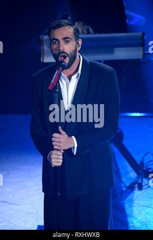 Performancers lors de la 69 e Festival de la chanson italienne de Sanremo avec : Marco Mengoni Quand : 06 Feb 2019 Credit : IPA/WENN.com **Uniquement disponible pour publication au Royaume-Uni, USA, Allemagne, Autriche, Suisse** Banque D'Images