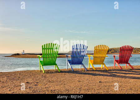 Chaises Adirondack avec Parrsboro Phare en arrière-plan, Parrsboro, baie de Fundy, en Nouvelle-Écosse, Canada Banque D'Images