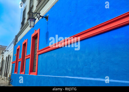 Colorés, Monterrey bâtiments historiques dans le centre de la vieille ville (Barrio Antiguo) à une haute saison touristique Banque D'Images