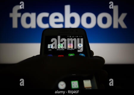 Facebook Lite, WhatsApp, Instagram et Messenger Lite icones, logos sont affichés sur l'écran du smartphone. Facebook envisage d'intégrer ses services de messagerie Banque D'Images