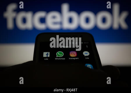 Facebook Lite, WhatsApp, Instagram et Messenger Lite icones, logos sont affichés sur l'écran du smartphone. Facebook envisage d'intégrer ses services de messagerie Banque D'Images