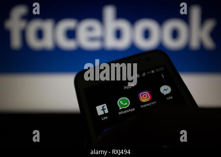 Facebook Lite, WhatsApp, Instagram et Messenger Lite icones, logos sont affichés sur l'écran du smartphone. Facebook envisage d'intégrer ses services de messagerie Banque D'Images