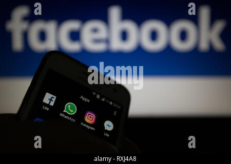 Facebook Lite, WhatsApp, Instagram et Messenger Lite icones, logos sont affichés sur l'écran du smartphone. Facebook envisage d'intégrer ses services de messagerie Banque D'Images