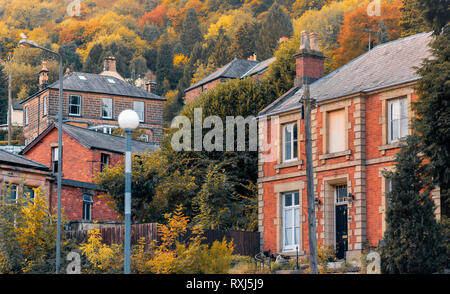 Un ensemble de maisons en fonction de la forêt ville de Matlock Bath Banque D'Images