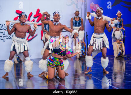Des danseurs sud-africains d'Amazebra folklore Dance ensemble se produisent au festival de la danse maskdance qui s'est tenu à Andong, en Corée du Sud Banque D'Images