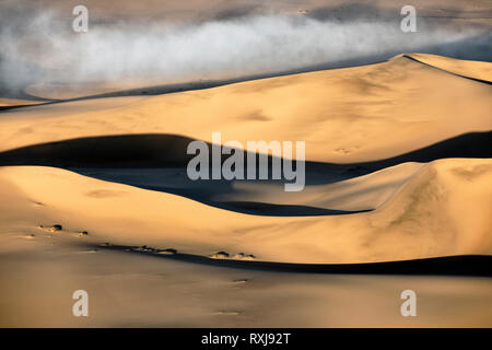 Plus de séance de brouillard la grande mer de sable de la Namibie. Banque D'Images