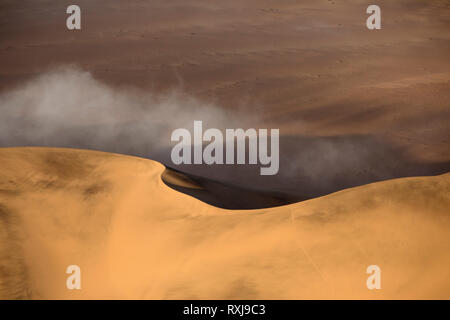 Plus de séance de brouillard la grande mer de sable de la Namibie. Banque D'Images