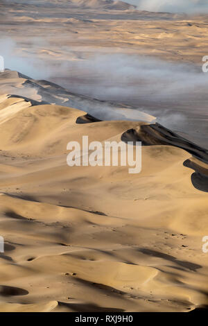 Plus de séance de brouillard la grande mer de sable de la Namibie. Banque D'Images