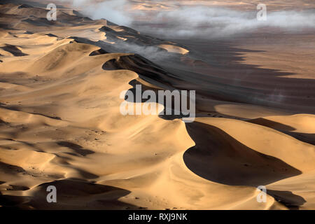 Plus de séance de brouillard la grande mer de sable de la Namibie. Banque D'Images