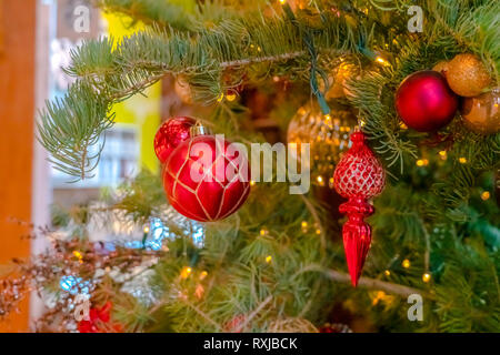 Arbre de Noël avec des décorations rouge et or Banque D'Images