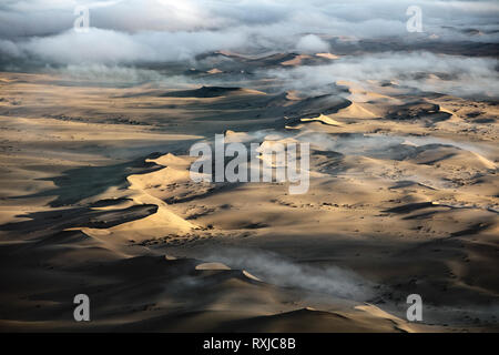 Le brouillard est faible sur les dunes de sable du sud de la Namibie. Banque D'Images
