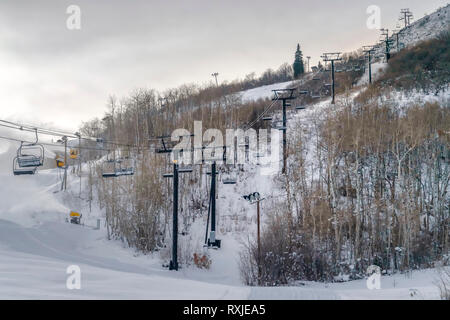 Remontées mécaniques et canons à neige à Park City mountain Banque D'Images