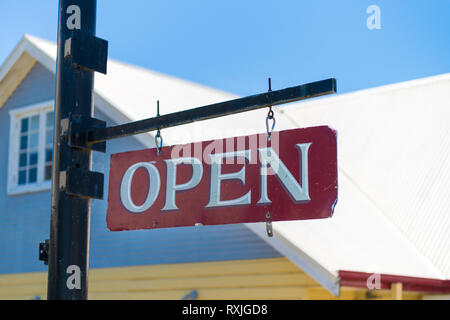 Open Business vieux rouge et blanc vintage sign de poteau de métal noir Banque D'Images