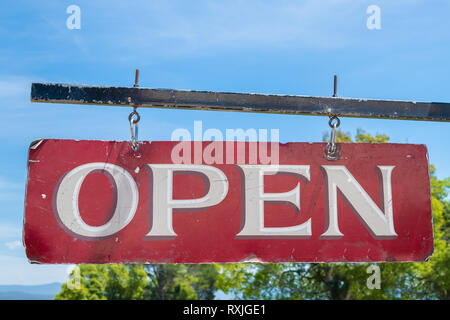 Open Business vieux rouge et blanc vintage sign de poteau de métal noir Banque D'Images