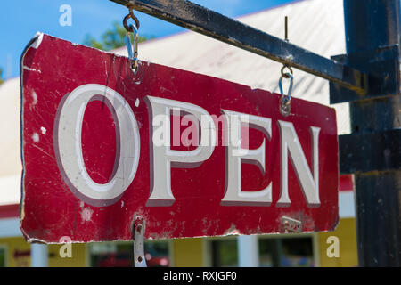 Open Business vieux rouge et blanc vintage sign de poteau de métal noir Banque D'Images