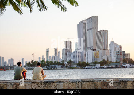 Cartagena Colombie,Centre,centre,Getsemani,vue sur Bocagrande,horizon de la ville,gratte-ciel,Laguna de San Lazaro,parc front de mer,homme hommes, femme femme Banque D'Images